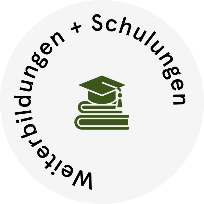 Gelbes Badge mit Collegehut-Icon und dem Bildtext _Weiterbildungen + Schulungen_ (1)